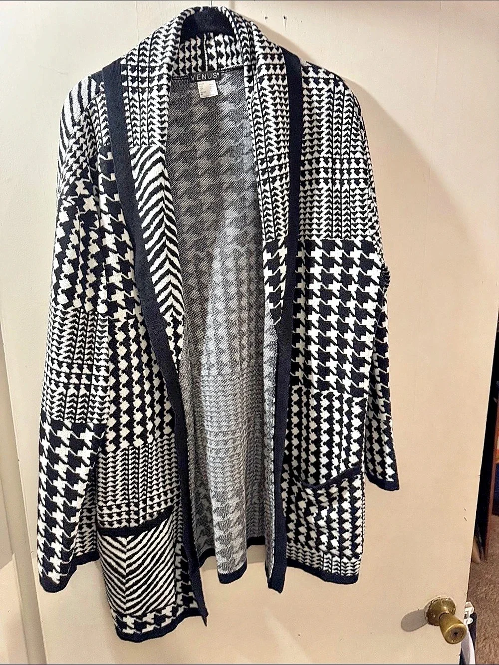 Venus Women's Black & White Pattern Cardigan Size Large Like New